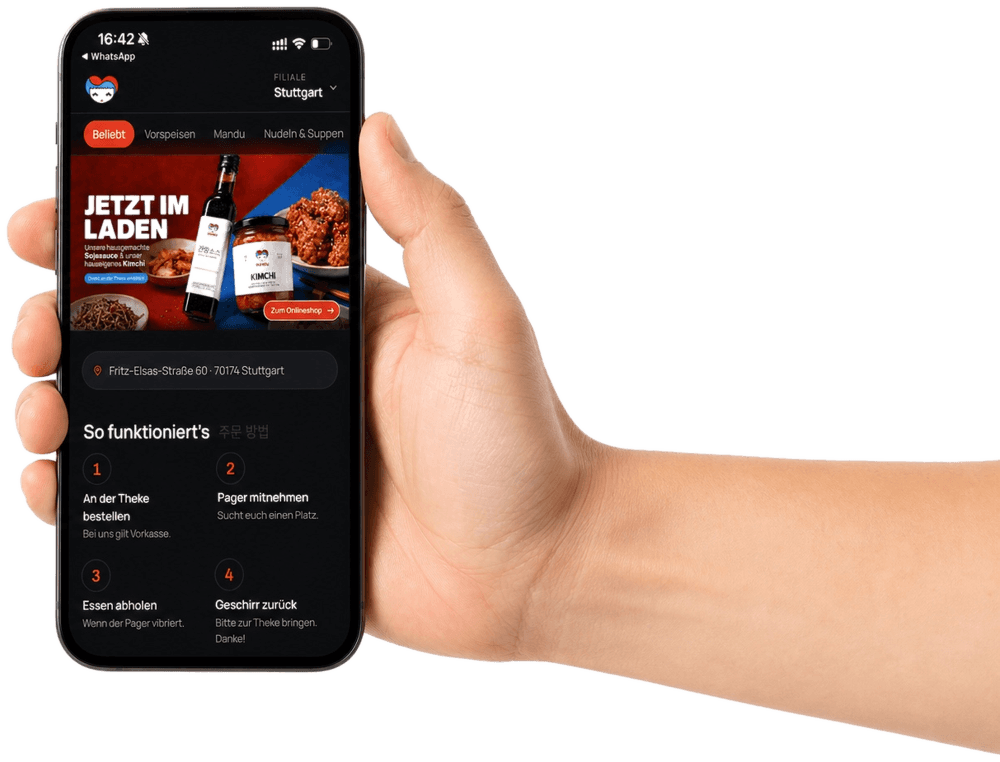 Restaurantgast hält die digitale Speisekarte in der Hand